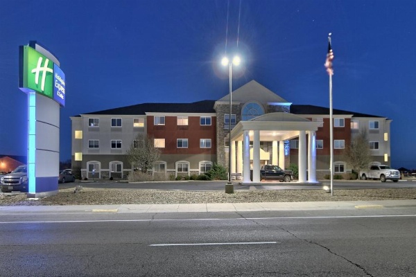 Holiday Inn Express & Suites Portales image 11